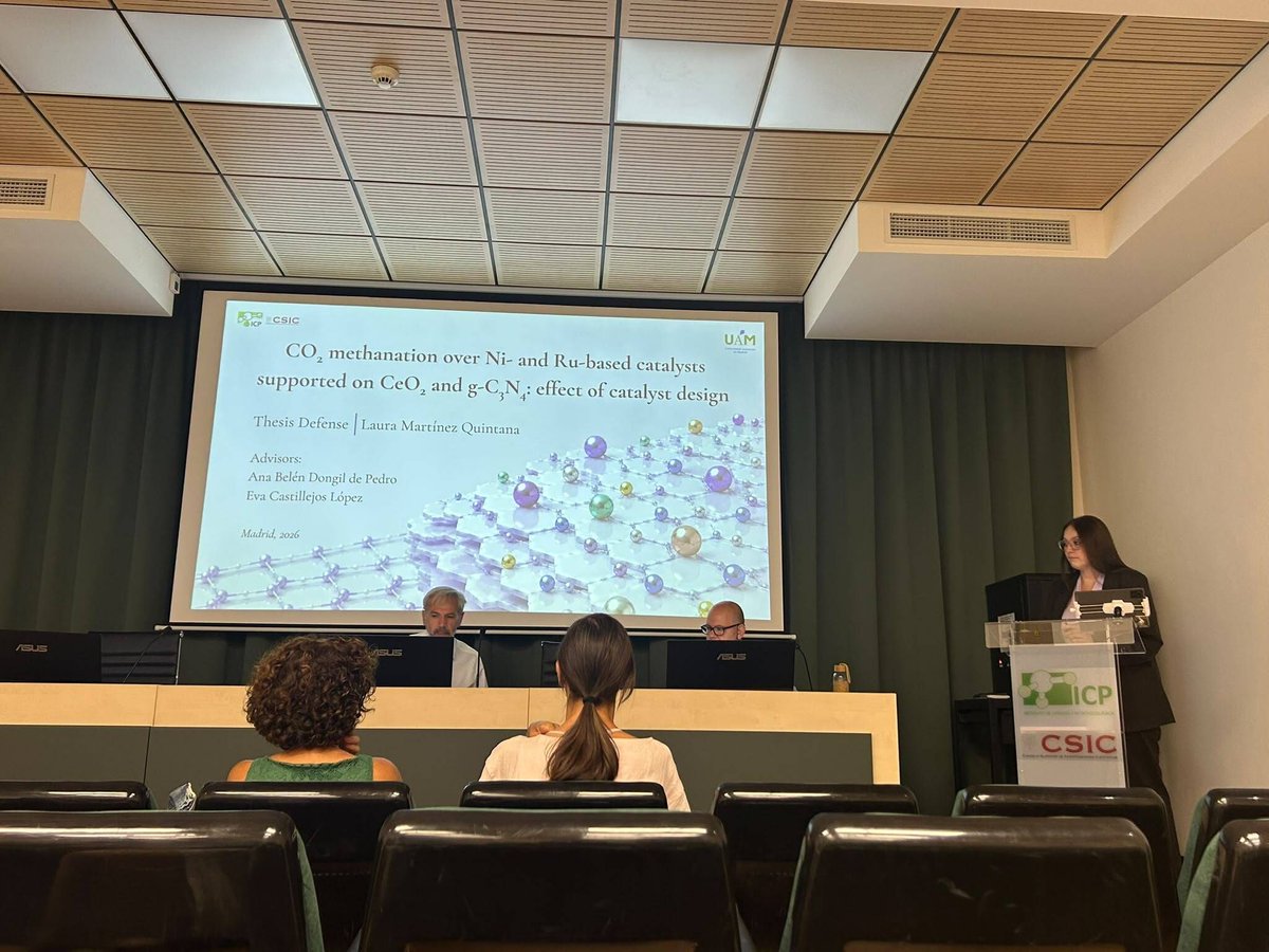 ICP_CSIC's tweet photo. 🎓 ¡Enhorabuena, doctora!

Laura Martínez ha defendido su tesis doctoral en el #ICP_CSIC, investigando cómo el soporte, los promotores y la síntesis influyen en el comportamiento de catalizadores para la metanación de CO₂. 👏 https://t.co/rMD1BtfHfC