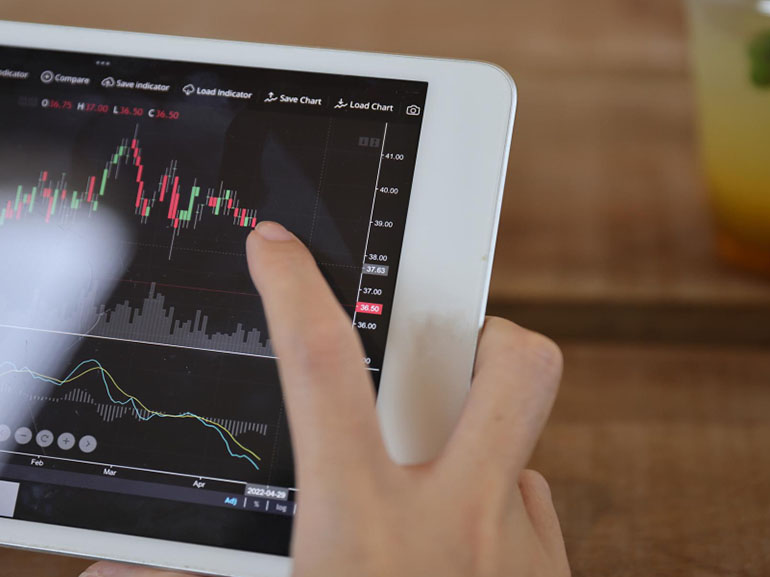 Plus500's tweet photo. Fed policy, US-China tariff talks, AI safety concerns and US-Iran tensions are shaping the latest global market developments. Explore more at https://t.co/zjVptbqXHN https://t.co/VruVawrzTs