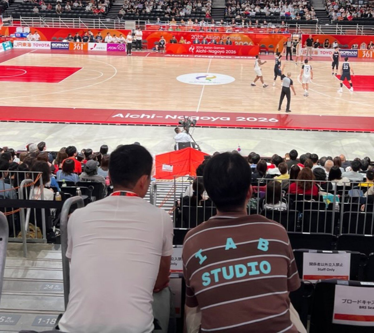 TenTicket02's tweet photo. 심지어 둘이 나란히 농구🏀도 보러감 https://t.co/cHr5sEfOxG