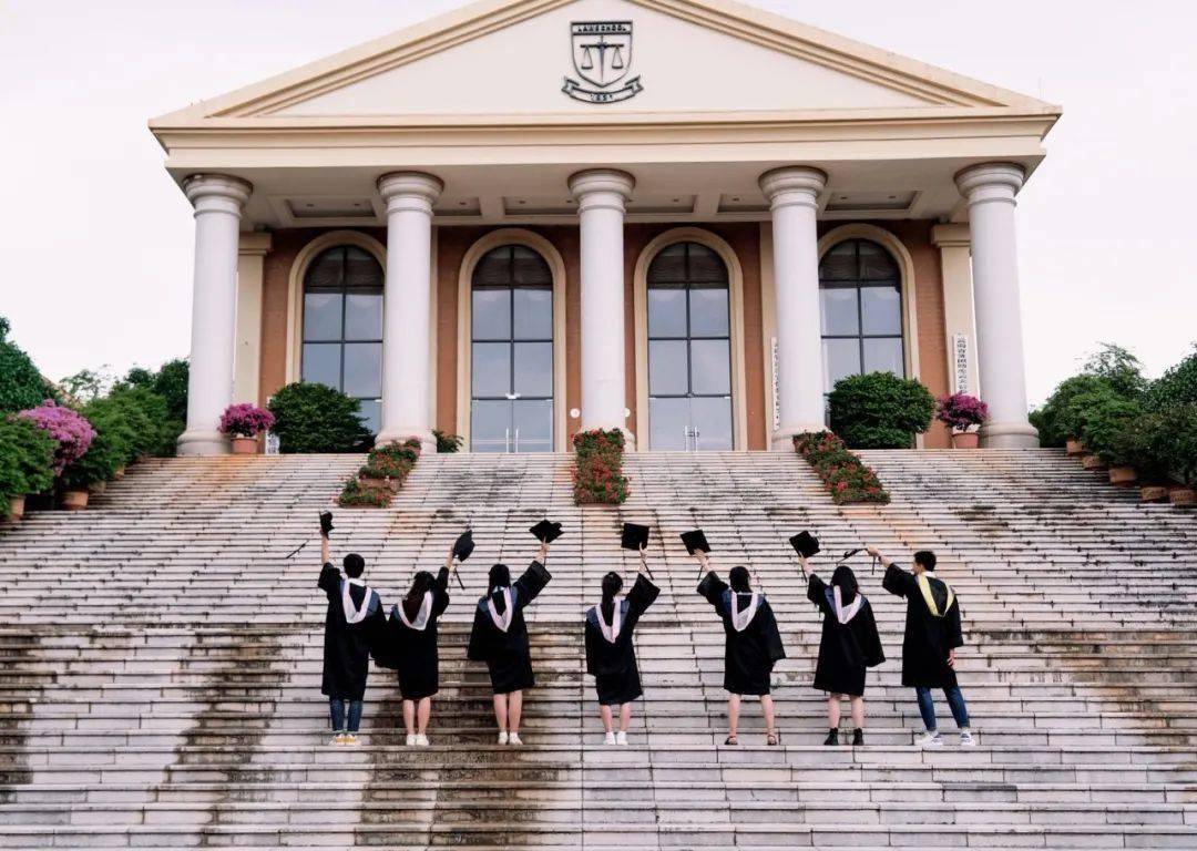AmberlyBeax8ra's tweet photo. [Grad cap in one hand, diploma in the other, a huge smile, and a group of best friends screaming "WE DID IT!"  This is the kind of chapter I’ll re-read a million times] https://t.co/PgRfkaQpeE