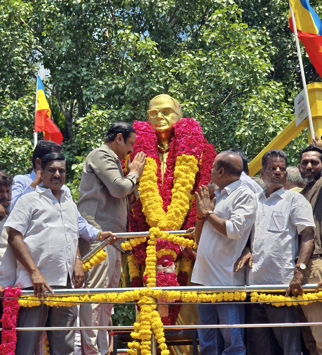 draramadoss's tweet photo. தமிழ்நாடு உழைப்பாளர் கட்சியின் நிறுவனர், பெரியவர் எஸ்.எஸ்.இராமசாமி படையாட்சியார் அவர்களின் 109-வது பிறந்த நாளையொட்டி, சென்னை - கிண்டியில் உள்ள அவரது திருவுருவச் சிலைக்கு மாலை அணிவித்து, மரியாதை செலுத்திய போது.! https://t.co/YNWZ7ouwsl