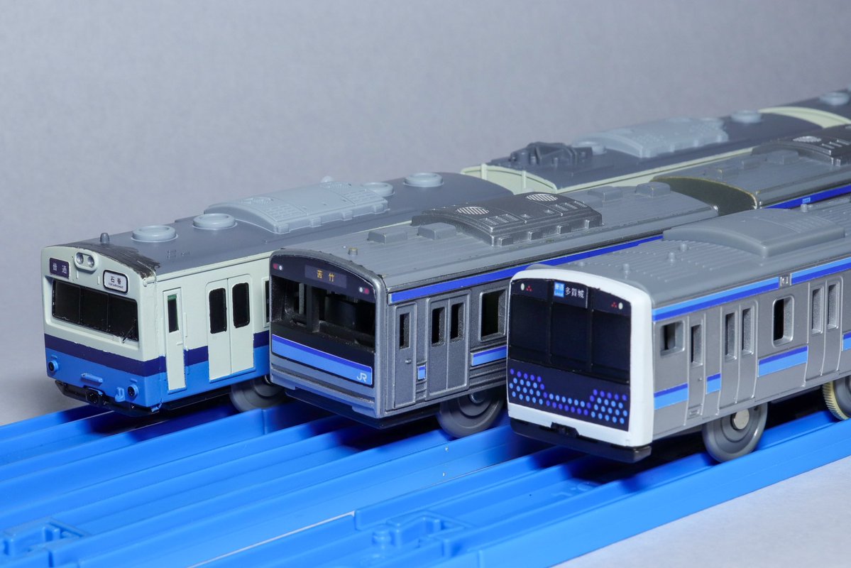 marumori8100's tweet photo. 紹介しきれなかった2編成を。
HB210は231山手が種。屋根上機器は一部青池からの複製品です。
偉大なる先輩作の仙石線103系に感化され、レジン複製した低運顔を用いて制作。塗装は作例の少ない仙石線旧塗装にしました。仙石三世代並ぶのもラレならでは。
#改造プラレール https://t.co/g8irABLMy0