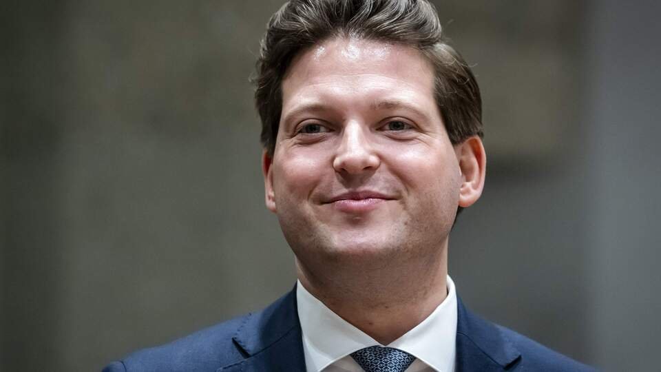SanderSassen's tweet photo. Met afstand, wat zeg ik, met grote afstand, de slechtste kamervoorzitter sinds jaren. Dat zou ik antwoorden als iemand mij vroeg wat ik van @ThomvCampen vindt. Partijdig, hautain, ongeduldig, overheersend, onbeschoft, etc. etc. https://t.co/TMLNDRFtVv