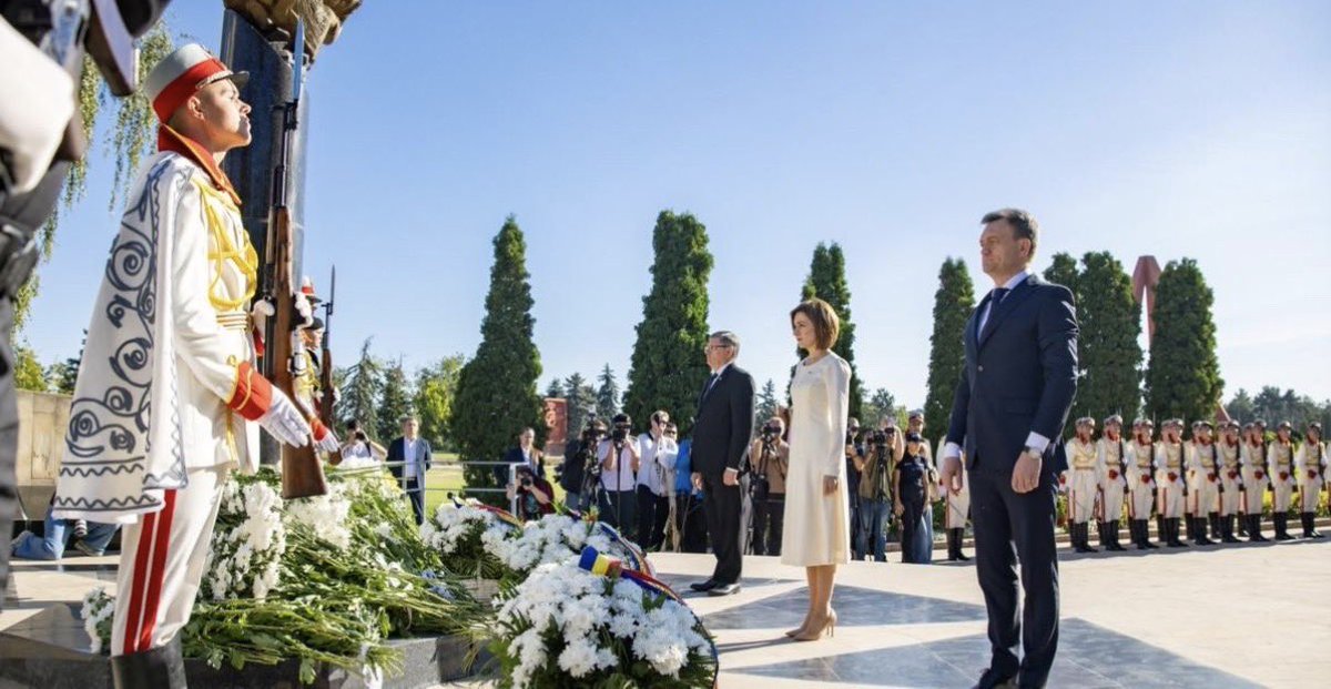 Alexandramap3's tweet photo. La mulți ani, Moldova! Împreună construim viitorul. 🇲🇩❤️

#Moldova #35Ani #Independenta #Chisinau https://t.co/UOW2aqVlby