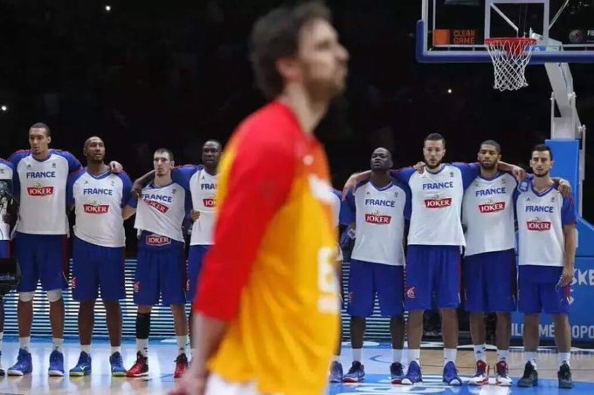 PasionBasketNBA's tweet photo. Esta foto cumple hoy 11 años. Los franceses no eran conscientes de la que se les venía https://t.co/iGtOAIOwl0