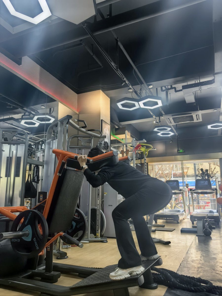 AshaTak7g8's tweet photo. [Stepped out of my comfort zone today! Tried a hard workout I’d been avoiding for months — pushed through the last set, and now I’m buzzing with that “I did it” energy. Small win, big mindset shift. Who’s up for their own challenge this week ] https://t.co/AoA3N8KyLG