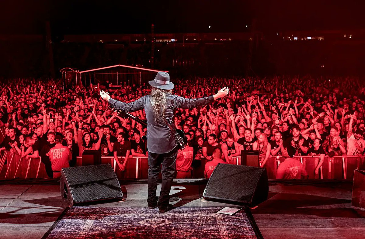 ShareALakian's tweet photo. May 18th, 2019. Bridgeview, Illinois (Chicago Open Air) 💋 #daronmalakian #soad #systemofadown https://t.co/vMs1E9QML1