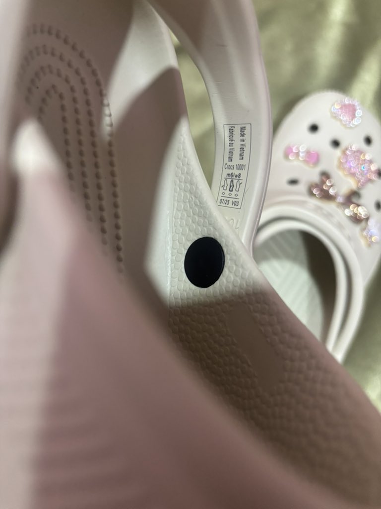 StepStoryl2's tweet photo. 𓂂 ส่งต่อ CROCS Classic  550.-  ครีม
Size M6W8(39) สภาพ 95% 🌟 มือ2️⃣
📍ดูเพิ่มเติม dm แถมจิ๊บบิท  🎀

🪽 ค่าส่ง35.- พท.ห่างไกลบวกเพิ่ม 30.-♥️♥️

#ส่งต่อเสื้อผ้า #ส่งต่อเสื้อผ้ามือสอง #ส่งต่อ #ส่งต่อfeelfree #เสื้อผ้ามือสอง #โล๊ะตู้ #โล๊ะตู้เสื้อผ้า #ส่งต่อstylist #ส่งต่อcintage #ส่งต่อvghbkk #ส่งต่อduex #maison #รองเท้ามือสอง #ส่งต่อcrocs 
#ส่งต่อรองเท้าcrocs #ส่งต่อรองเท้ามือสอง