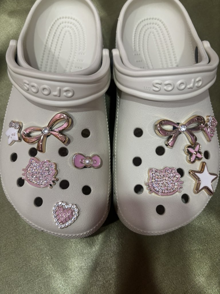 StepStoryl2's tweet photo. 𓂂 ส่งต่อ CROCS Classic  550.-  ครีม
Size M6W8(39) สภาพ 95% 🌟 มือ2️⃣
📍ดูเพิ่มเติม dm แถมจิ๊บบิท  🎀

🪽 ค่าส่ง35.- พท.ห่างไกลบวกเพิ่ม 30.-♥️♥️

#ส่งต่อเสื้อผ้า #ส่งต่อเสื้อผ้ามือสอง #ส่งต่อ #ส่งต่อfeelfree #เสื้อผ้ามือสอง #โล๊ะตู้ #โล๊ะตู้เสื้อผ้า #ส่งต่อstylist #ส่งต่อcintage #ส่งต่อvghbkk #ส่งต่อduex #maison #รองเท้ามือสอง #ส่งต่อcrocs 
#ส่งต่อรองเท้าcrocs #ส่งต่อรองเท้ามือสอง