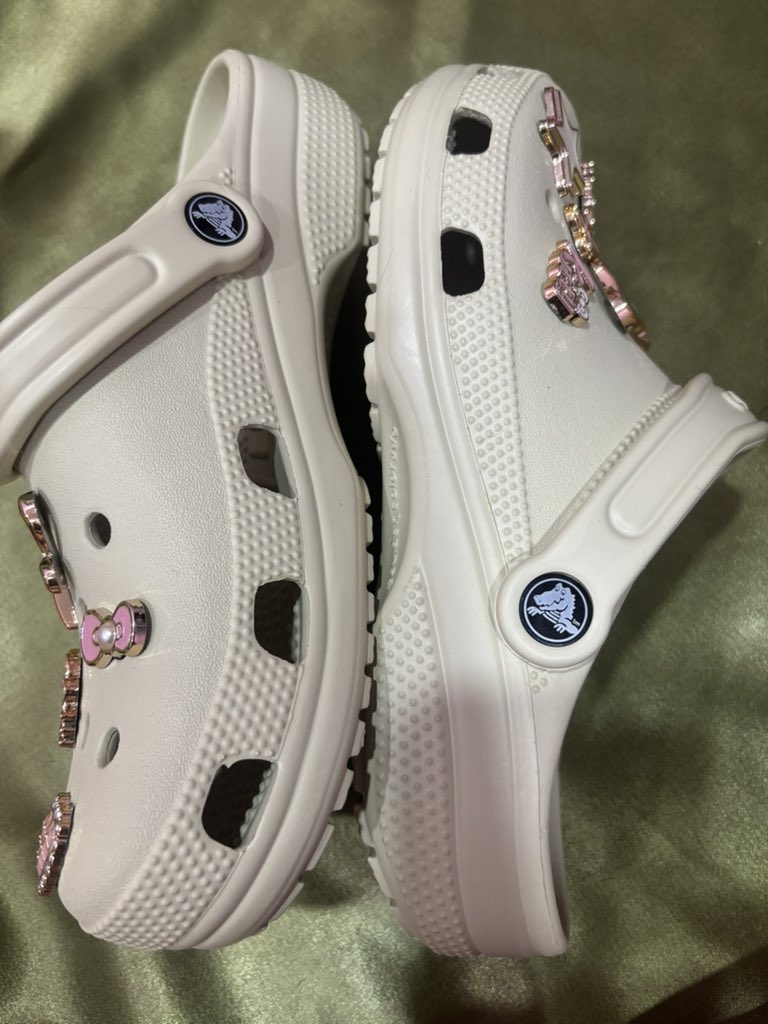 StepStoryl2's tweet photo. 𓂂 ส่งต่อ CROCS Classic  550.-  ครีม
Size M6W8(39) สภาพ 95% 🌟 มือ2️⃣
📍ดูเพิ่มเติม dm แถมจิ๊บบิท  🎀

🪽 ค่าส่ง35.- พท.ห่างไกลบวกเพิ่ม 30.-♥️♥️

#ส่งต่อเสื้อผ้า #ส่งต่อเสื้อผ้ามือสอง #ส่งต่อ #ส่งต่อfeelfree #เสื้อผ้ามือสอง #โล๊ะตู้ #โล๊ะตู้เสื้อผ้า #ส่งต่อstylist #ส่งต่อcintage #ส่งต่อvghbkk #ส่งต่อduex #maison #รองเท้ามือสอง #ส่งต่อcrocs 
#ส่งต่อรองเท้าcrocs #ส่งต่อรองเท้ามือสอง