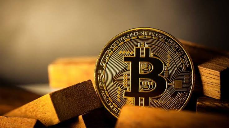 karl1b1's tweet photo. Bitcoin Isn’t Collapsing—But That Doesn’t Prove Strength

Bitcoin is near a four-week low.
The CLARITY Act vote failed.
The Fed decision is still hanging over the market.
And Bitcoin is trading around $75,600 after recently approaching $82,000.

So why hasn’t it fallen harder?
That’s the useful question.
But “not collapsing” doesn’t automatically mean strong buyers are stepping in.

To prove that, we need confirmation.
First, does Bitcoin absorb bad news without making new lows?
Second, do spot volume and ETF flows show real demand?
Third, can price recover the range it recently lost?

That’s how you separate patience from weakness.
Not by guessing what investors feel—but by watching what they do after the next catalyst arrives.