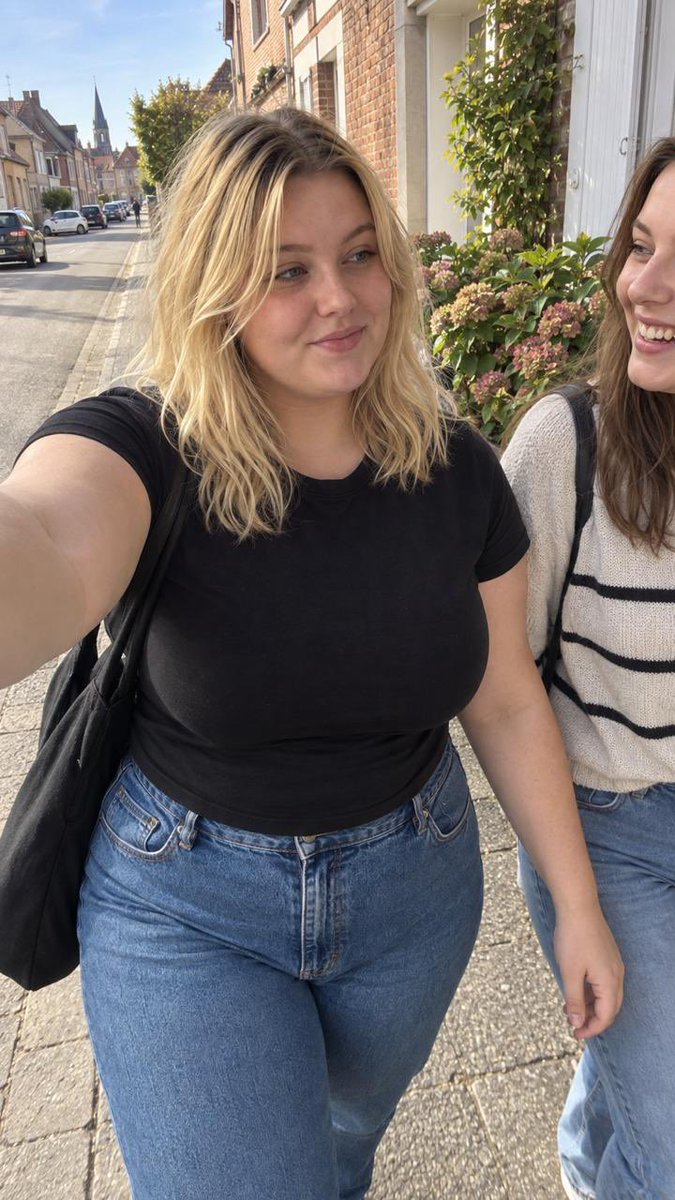 Amanda8e922's tweet photo. I went out to get some air. The weather is still nice enough to walk around without having to provide 4 layers of clothes, so you might as well take advantage of it ☀️ https://t.co/scmuY3BZhy