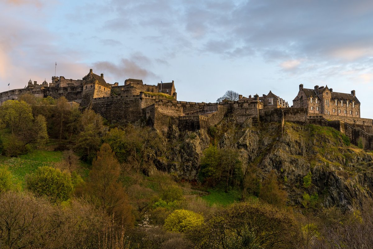 MickieBert062e's tweet photo. The beautiful Edinburgh Castle! https://t.co/6yeXtbJBbO