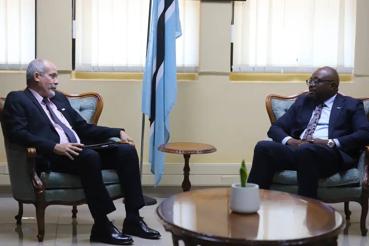 CubaMINREX's tweet photo. El Embajador de Cuba en Botswana🇧🇼, Antonio Pubillones fue recibido por el Dr. Phenyo Butale, ministro de Relaciones Internacionales. Durante el encuentro, se reafirmó el compromiso de seguir trabajando para fortalecer las relaciones bilaterales.

https://t.co/fuo8HHASTF https://t.co/SJQRGHs7e3