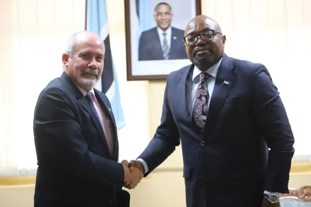 CubaMINREX's tweet photo. El Embajador de Cuba en Botswana🇧🇼, Antonio Pubillones fue recibido por el Dr. Phenyo Butale, ministro de Relaciones Internacionales. Durante el encuentro, se reafirmó el compromiso de seguir trabajando para fortalecer las relaciones bilaterales.

https://t.co/fuo8HHASTF https://t.co/SJQRGHs7e3