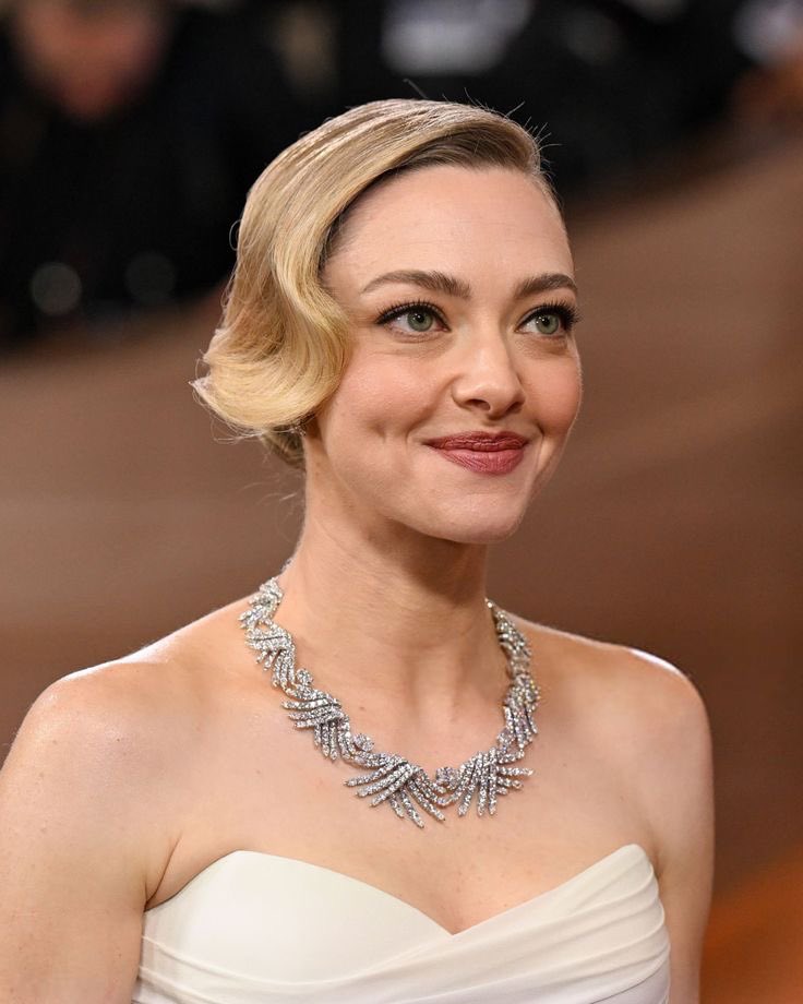 icimodeuse's tweet photo. Amanda Seyfried at the 83rd Golden Globe Awards https://t.co/rPqrVWriDd
