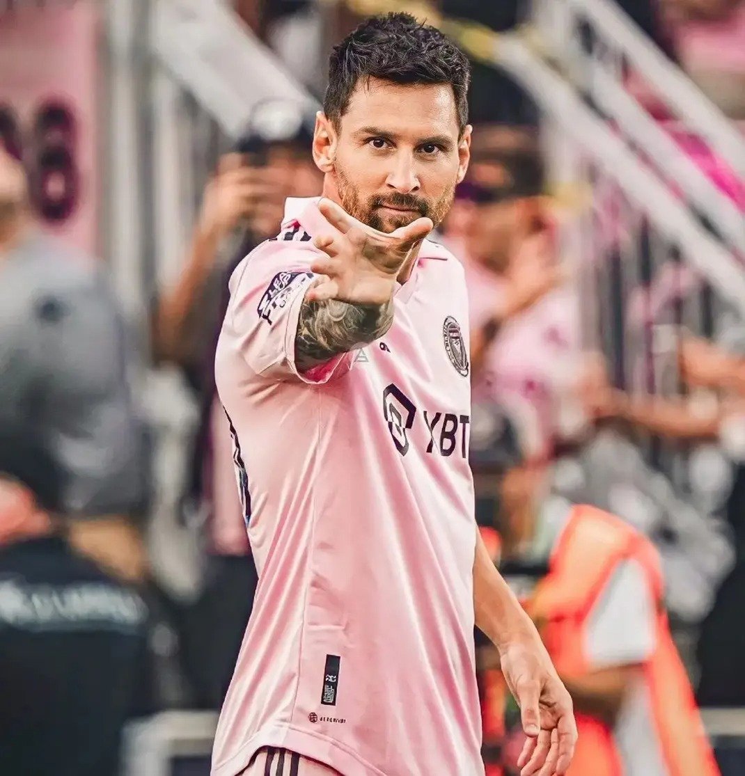MessiLeoBrasil_'s tweet photo. 🚨 Lionel Messi pode erguer seu 49º troféu na carreira esta noite. https://t.co/eqRVfc0wya