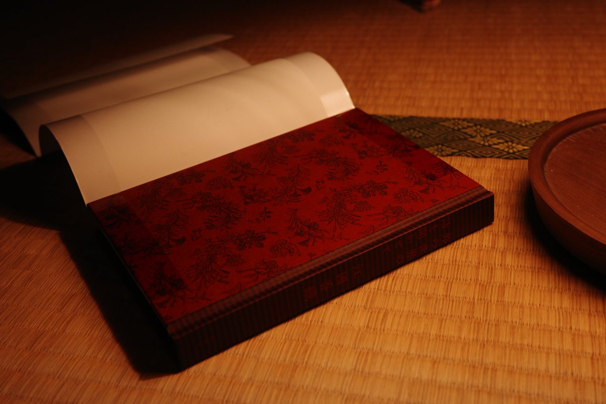 century012's tweet photo. 外の世界の話を聞かせて
江國香織著

読了。
静かで豊かな内面（始原、神話的な共同体）と、それが変化を許容し強靭な持続性を獲得するグラデーションのある世界。
私には生に対する応援歌に思えました。
装丁が息をのむほど美しい。 https://t.co/1fqn1XqOzj