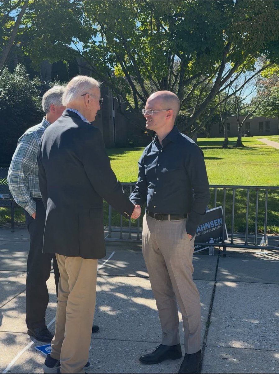 ChrisDJackson's tweet photo. No mail-in ballot. No special treatment. No exceptions because he’s a former president.

He stands in line and votes just like the rest of us.

A modern-day Harry Truman. A true man of the people. 🇺🇸 https://t.co/AqX3Dqp8PC