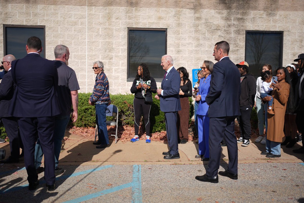 ChrisDJackson's tweet photo. No mail-in ballot. No special treatment. No exceptions because he’s a former president.

He stands in line and votes just like the rest of us.

A modern-day Harry Truman. A true man of the people. 🇺🇸 https://t.co/AqX3Dqp8PC