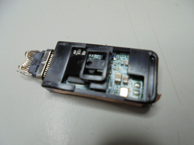 2diskdisk's tweet photo. 【立即送修】SanDisk晟碟Ultra Luxe CZ75隨身碟USB Type-C～1TB為家人做使用→存放iPhone手機拍攝的照片影片檔案～不慎撞斷Type-C接頭→要救回影片照片檔案～目視鋁箔紙包覆的模組並無損傷→新北市新店區－謝先生【SanDisk晟碟CZ75隨身碟1TB】
https://t.co/NGoMycwAIS https://t.co/3Xeu1qN46J