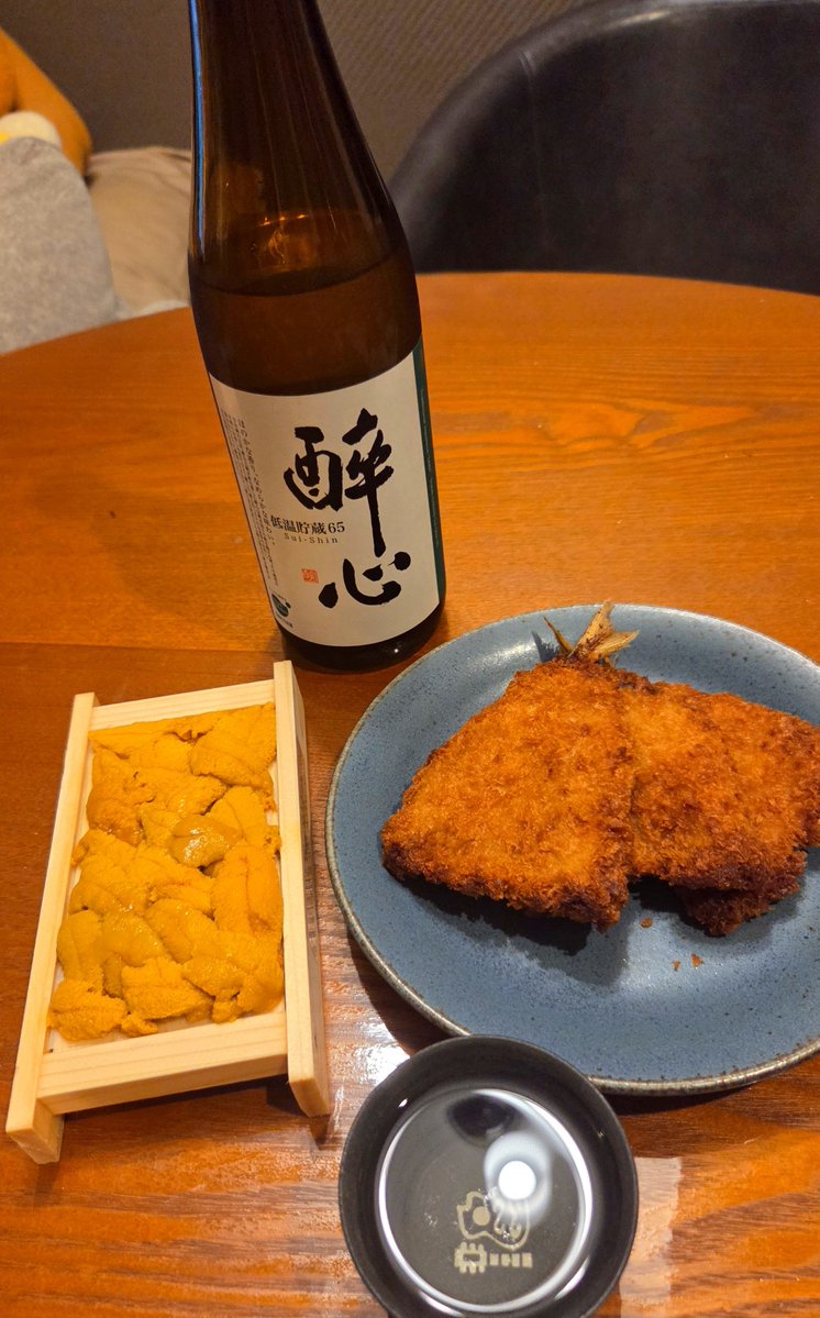 aki_feb's tweet photo. 本日の晩酌

・うに
・鯵フライ
・日本酒🍶

うに美味しい💜💜💜 https://t.co/byxVziLxTd