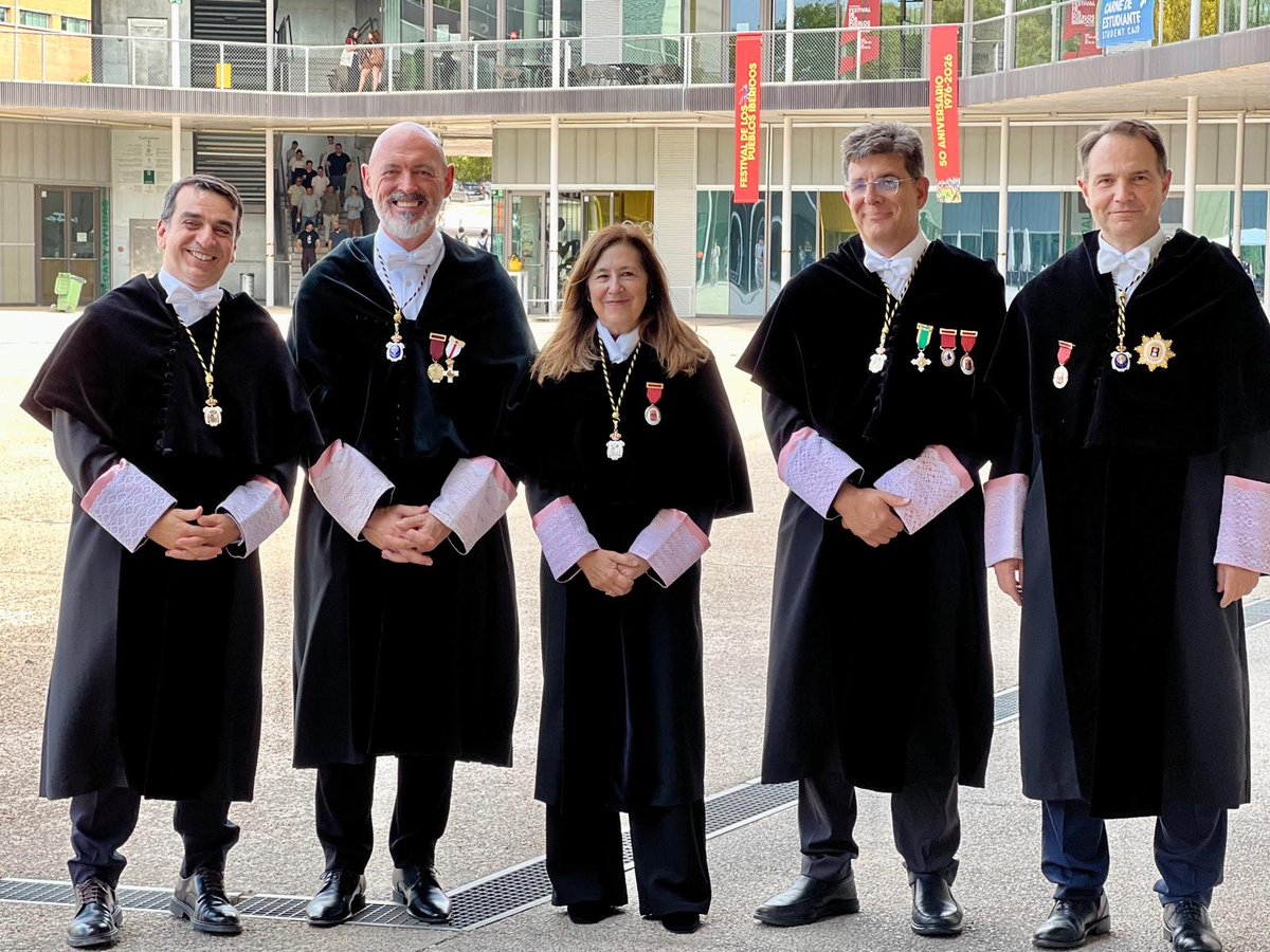 La_UPM's tweet photo. ¡¡Queda oficialmente inaugurado el curso en las universidades públicas madrileñas 🎓👏!! Nuestro rector ha acompa��ado hoy a los rectores de @UAHes @UAM_Madrid @uc3m @unicomplutense y @urjc en la apertura del curso académico que ha tenido lugar en la @UAM_Madrid 
#somosUPM https://t.co/HJaVSXiAUc