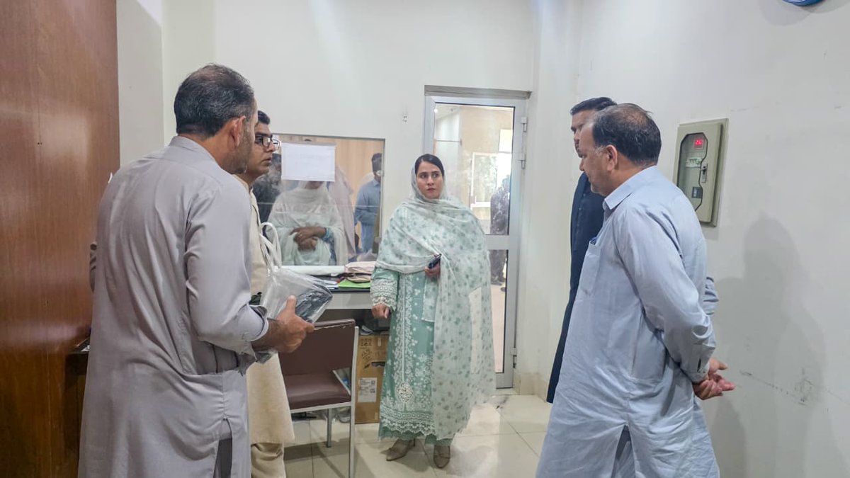 DCHaripur's tweet photo. زمین کے ریکارڈ کی CNIC اپ ڈیٹ اور ای-فرد!
ایڈیشنل ڈپٹی کمشنر (جنرل) ہری پور مس بشارت بی بی کا SDC دورہ�� شناختی کارڈ منسلک کاری کے عمل کا جائزہ۔
نادرا ای-سہولت سے ای-فرد کا باآسانی حصول ممکن
مالکانِ اراضی کو CNIC کی فوری اپ ڈیٹ کی ہدایت
#Haripur #EFard #SDCHaripur #DCHaripur #KP https://t.co/LC8F951mat