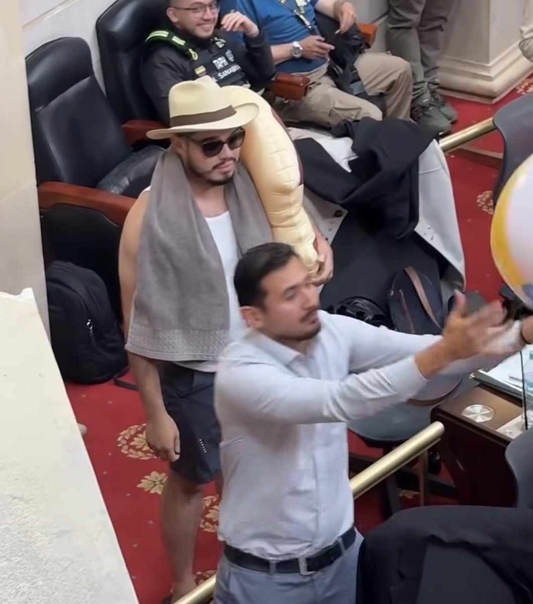ElJuliSastoque's tweet photo. En chanclas y con inflables. Hágame el favor!! Qué absoluta vergüenza dan los congresistas del Pacto Histórico que no dimensión su cargo ni la importancia de los debates. Patéticos y ridículos. Sacrificaron el criterio y los argumentos por el show y los likes. Mediocre oposición. https://t.co/0mP3WsnJQt