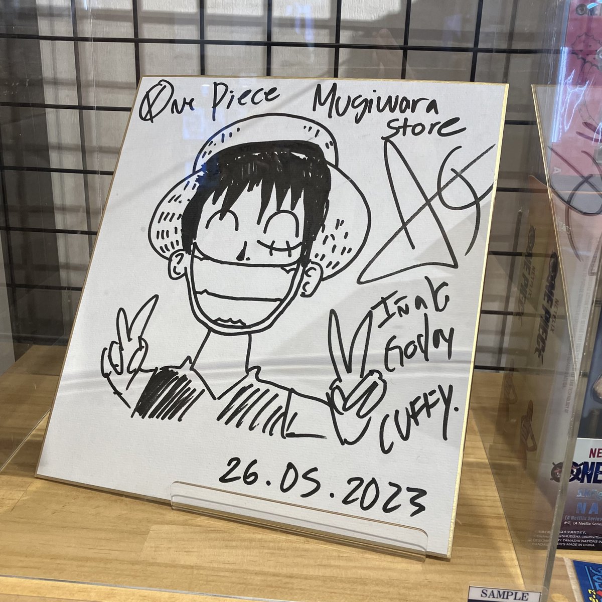 mainitipan's tweet photo. 麦わらストアに色紙沢山あるみたいなので
寄ってみた

すごく良いのが１１枚もありましたああ‼️‼️    さすが本店✨✨😍

だけど少し遠い所に飾ってあって見えない😭😭😭　💦　
#ワンピース https://t.co/wLtWhSjScp