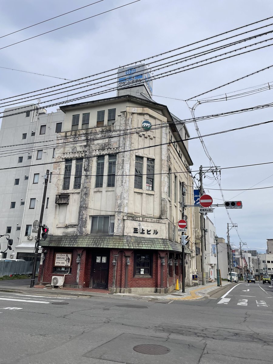 apple_red_sour's tweet photo. そういえば、三重県在住の旅好きさんから猛烈におすすめされた煮干結社へ行ってみたのだけど、お休みでした🥲

前も行こうとして、お休み。2度行こうとして、2度もお休み…ご縁がないのか？とボヤいたところ、「三度目の正直を狙うんだ、ジョー！」と相棒に慰められました。 https://t.co/UCWs3fz6QX