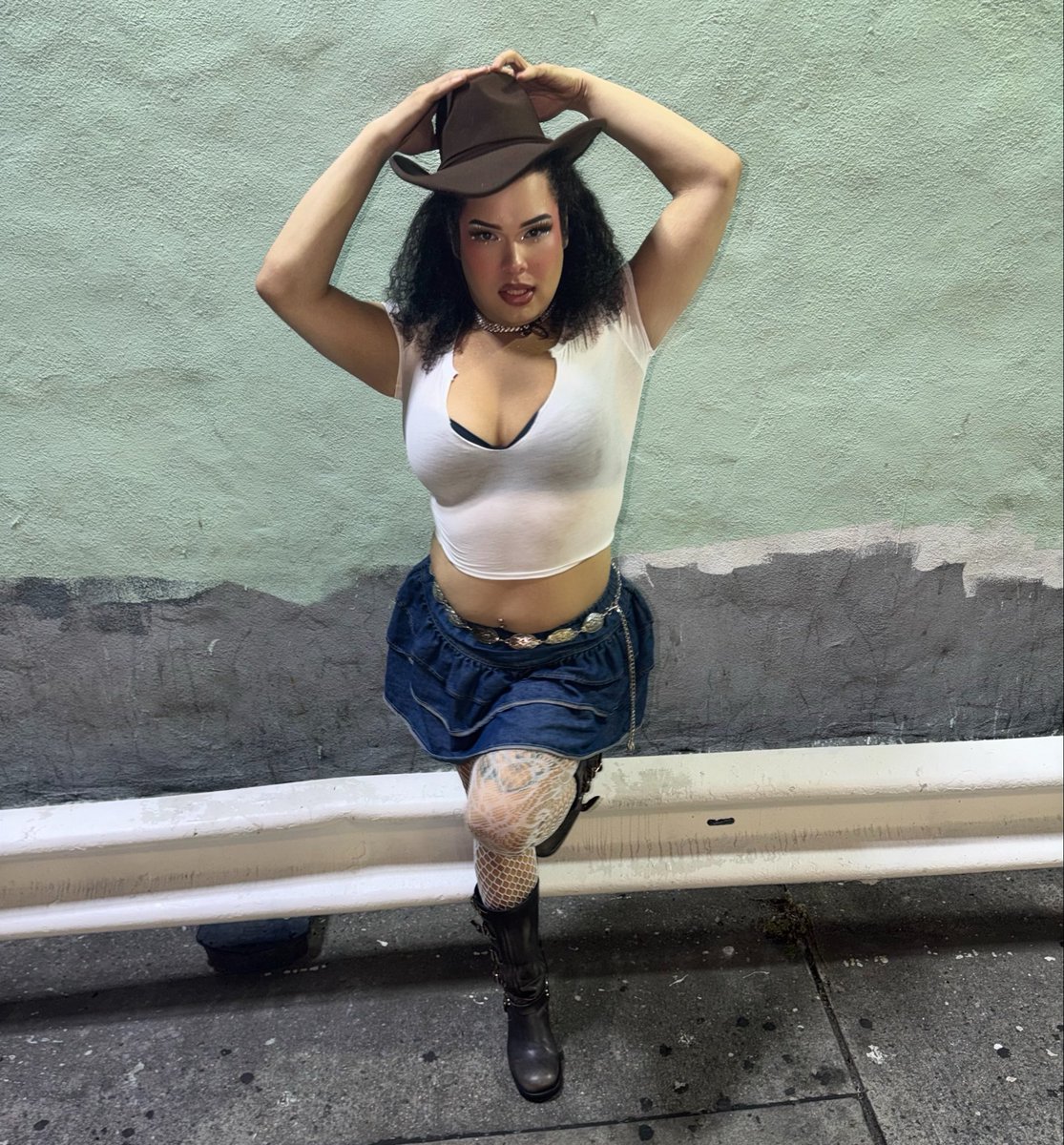 Clarissssa0's tweet photo. got caught in the rain after the picture 😂🌪️💦 https://t.co/CWKKieOAGH