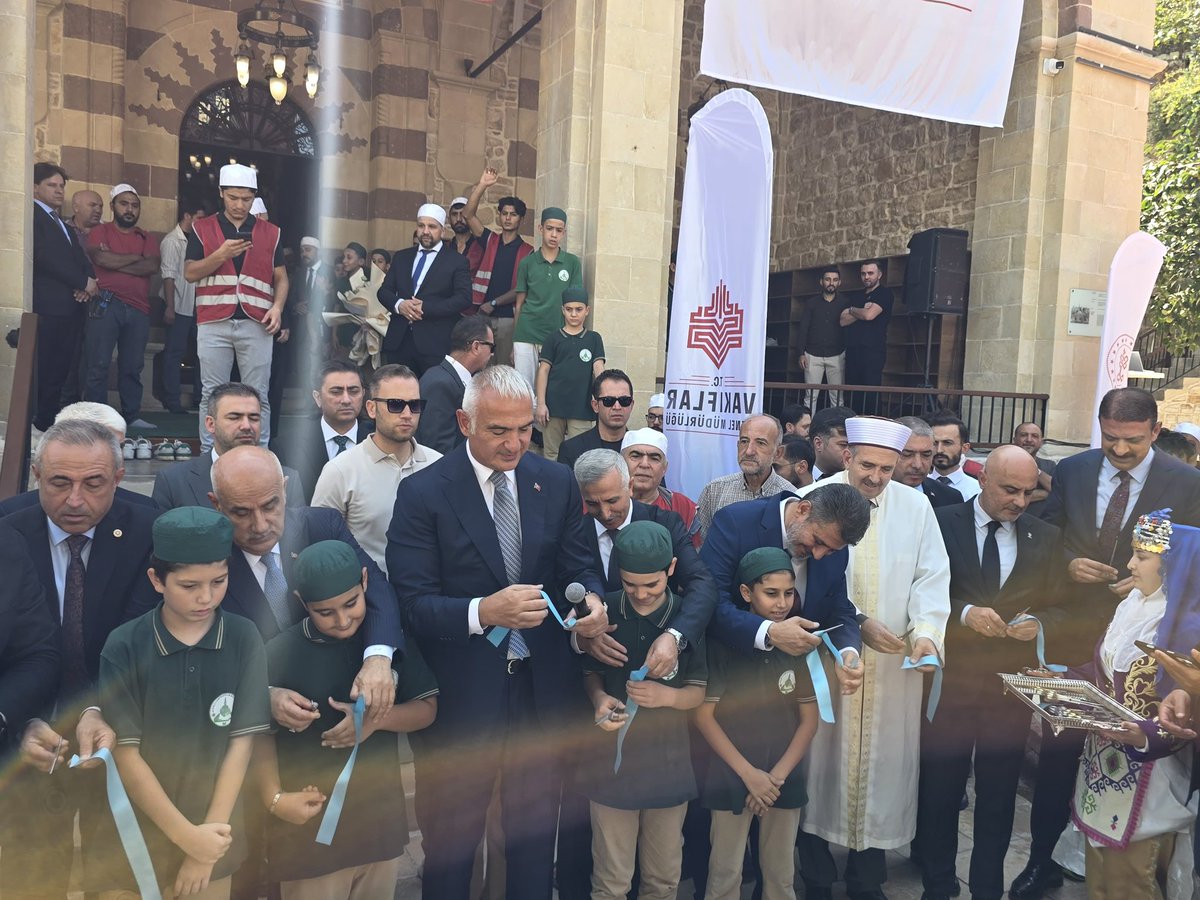 AkKahramanmaras's tweet photo. 🕌 Asırlık Beş Emanet

Kültür ve Turizm Bakanımız Sayın Mehmet Nuri Ersoy’un @MehmetNuriErsoy katılımlarıyla;

Kahramanmaraş’ımızın tarihine, kültürüne ve manevi mirasına tanıklık eden;
📍Acemli Camii, 
📍Bektutiye Camii, 
📍Hacı Veli Bey Camii, 
📍Saraçhane Camii ve 
📍Şekerli Camii, titizlikle yürütülen ihya çalışmalarının ardından yeniden cemaatleriyle buluştu.✨

Sonrasında kapsamlı restorasyon sürecinin ardından Kadir Gecesi’nde yeniden ibadete açılan Kahramanmaraş Tarihi Ulu Camii'nde incelemelerde bulunduk.

Asırlardır semalarımızda yankılanan ezanların, edilen duaların ve nice hatıranın şahidi olan bu kıymetli eserlerimizi yeniden şehrimize kazandırmanın mutluluğunu yaşıyoruz.

Şehrimize dair çalışmalarından ve desteklerinden dolayı;
Cumhurbaşkanımız Sayın Recep Tayyip Erdoğan’a @RTErdogan , Kültür ve Turizm Bakanımız Sayın Mehmet Nuri Ersoy’a @MehmetNuriErsoy , Vakıflar Genel Müdürümüz Sayın Sinan Aksu'ya @sinanaksu , Vakıflar Bölge Müdürlüğümüze ve emeği geçen herkese teşekkür ederiz.

#AKPARTİ
#TükiyeYüzyılı
#Kahramanmaraş 🇹🇷
