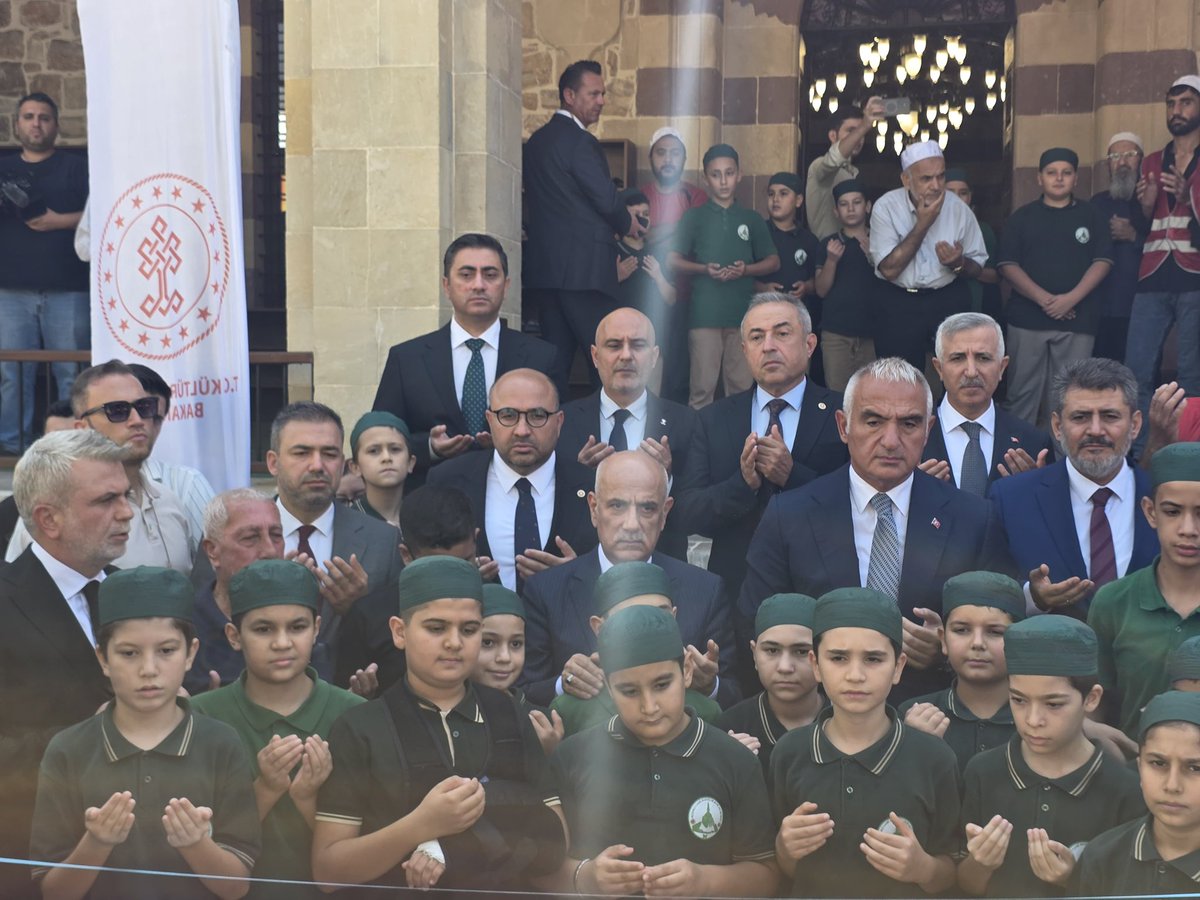 AkKahramanmaras's tweet photo. 🕌 Asırlık Beş Emanet

Kültür ve Turizm Bakanımız Sayın Mehmet Nuri Ersoy’un @MehmetNuriErsoy katılımlarıyla;

Kahramanmaraş’ımızın tarihine, kültürüne ve manevi mirasına tanıklık eden;
📍Acemli Camii, 
📍Bektutiye Camii, 
📍Hacı Veli Bey Camii, 
📍Saraçhane Camii ve 
📍Şekerli Camii, titizlikle yürütülen ihya çalışmalarının ardından yeniden cemaatleriyle buluştu.✨

Sonrasında kapsamlı restorasyon sürecinin ardından Kadir Gecesi’nde yeniden ibadete açılan Kahramanmaraş Tarihi Ulu Camii'nde incelemelerde bulunduk.

Asırlardır semalarımızda yankılanan ezanların, edilen duaların ve nice hatıranın şahidi olan bu kıymetli eserlerimizi yeniden şehrimize kazandırmanın mutluluğunu yaşıyoruz.

Şehrimize dair çalışmalarından ve desteklerinden dolayı;
Cumhurbaşkanımız Sayın Recep Tayyip Erdoğan’a @RTErdogan , Kültür ve Turizm Bakanımız Sayın Mehmet Nuri Ersoy’a @MehmetNuriErsoy , Vakıflar Genel Müdürümüz Sayın Sinan Aksu'ya @sinanaksu , Vakıflar Bölge Müdürlüğümüze ve emeği geçen herkese teşekkür ederiz.

#AKPARTİ
#TükiyeYüzyılı
#Kahramanmaraş 🇹🇷