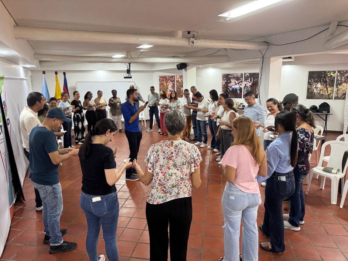 Educacion_Cali's tweet photo. Tras el sismo les ofrecimos charlas de:

Autorregulación del estrés
Escucha y empatía
Cuidado mutuo

#educacionCali https://t.co/mXZT1AiltT