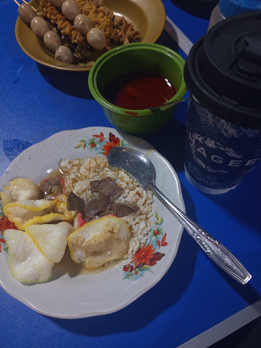 sushiyup's tweet photo. bahkan gw pernah makan gultik 10k minumnya chagee https://t.co/1OsaDlyUrH