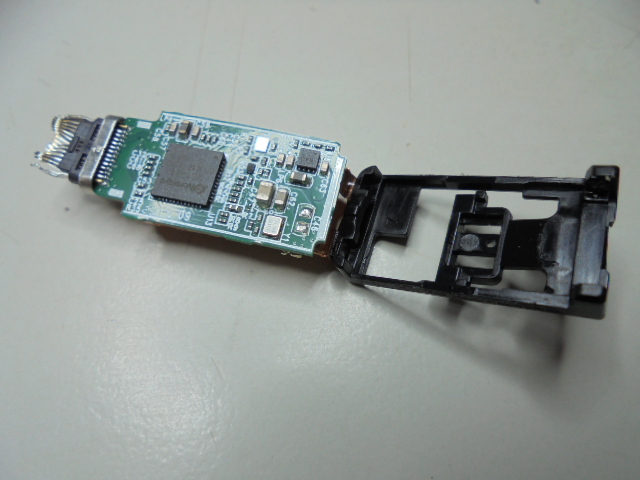 2diskdisk's tweet photo. 【現場拆殼】SanDisk晟碟Ultra Luxe CZ75隨身碟USB Type-C～1TB為家人做使用→存放iPhone手機拍攝的照片影片檔案～不慎撞斷Type-C接頭→要救回影片照片檔案～挖開上翻黑色機構→新北市新店區－謝先生【完整看到SanDisk隨身碟CZ75電路板模組】
https://t.co/oeVEvSS6BQ https://t.co/B7XCnkZuT5