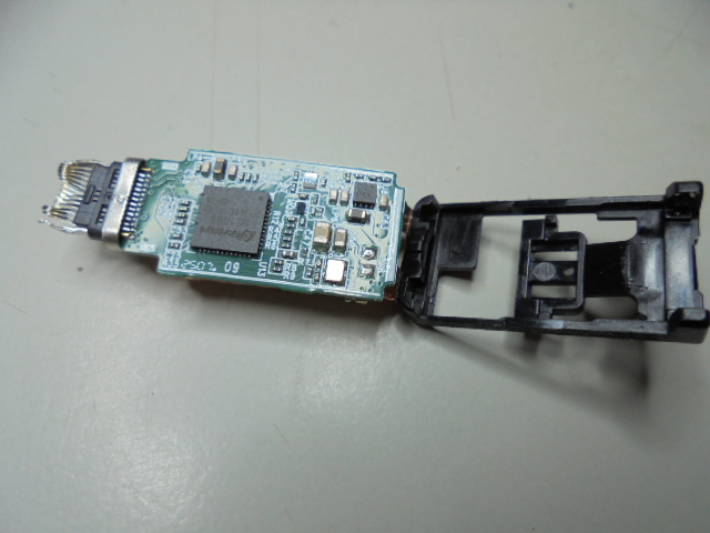 2diskdisk's tweet photo. 【現場拆殼】SanDisk晟碟Ultra Luxe CZ75隨身碟USB Type-C～1TB為家人做使用→存放iPhone手機拍攝的照片影片檔案～不慎撞斷Type-C接頭→要救回影片照片檔案～挖開上翻黑色機構→新北市新店區－謝先生【完整看到SanDisk隨身碟CZ75電路板模組】
https://t.co/oeVEvSS6BQ https://t.co/B7XCnkZuT5