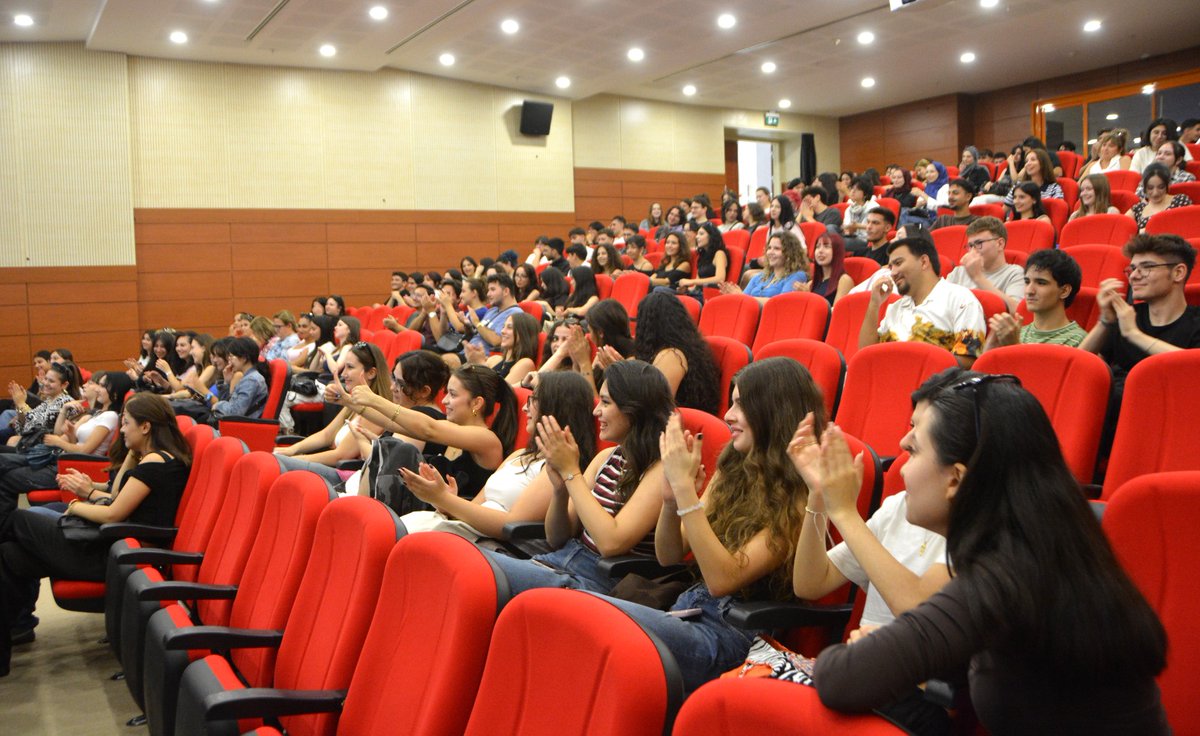 bilgehan2010's tweet photo. Ege Üniversitesi İletişim Fakültesini bu sene kazanan birinci sınıf öğrencilerimiz ile muhteşem bir oryantasyon toplantısına imza attık. Sevgili öğrencilerimiz ile birlikte ilerlemeye devam edecegiz. Öğrencilerimizin dağ gibi arkasındayız.
#EgeÜniversitesi
#Oryantasyon https://t.co/FEfuVUntqX