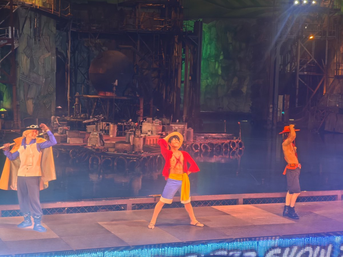 glacier1709's tweet photo. ユニバワンピ見てきた！
キャプテン来ないと思ってたからキャプテン来て死んだし、今年も敵ボスの人がかっこよすぎて良 https://t.co/DpR1pJL0WA