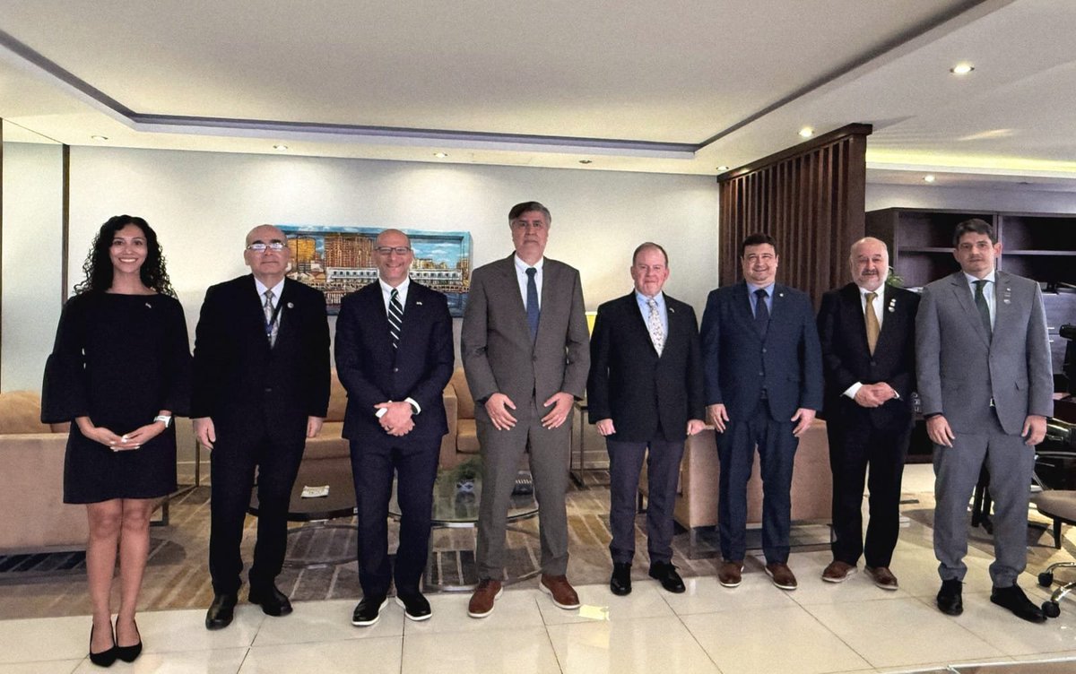 conatelpy's tweet photo. La CONATEL recibe apoyo del Gobierno de los Estados Unidos de América

El Subsecretario Adjunto de la Oficina de Ciberespacio y Política Digital del departamento de Estado de los EE.UU,  John Mills, felicitó a la CONATEL por las medidas adoptadas, y el éxito de las licitaciones. https://t.co/mXB2mZ5F55