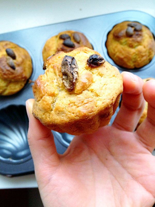 happysunup1004's tweet photo. My weekend baking adventure just hit different—fluffy banana muffins straight from the oven, golden tops, warm smell filling the whole apartment! No store-bought can beat this homemade cozy vibe ， https://t.co/8NGgvALGmF