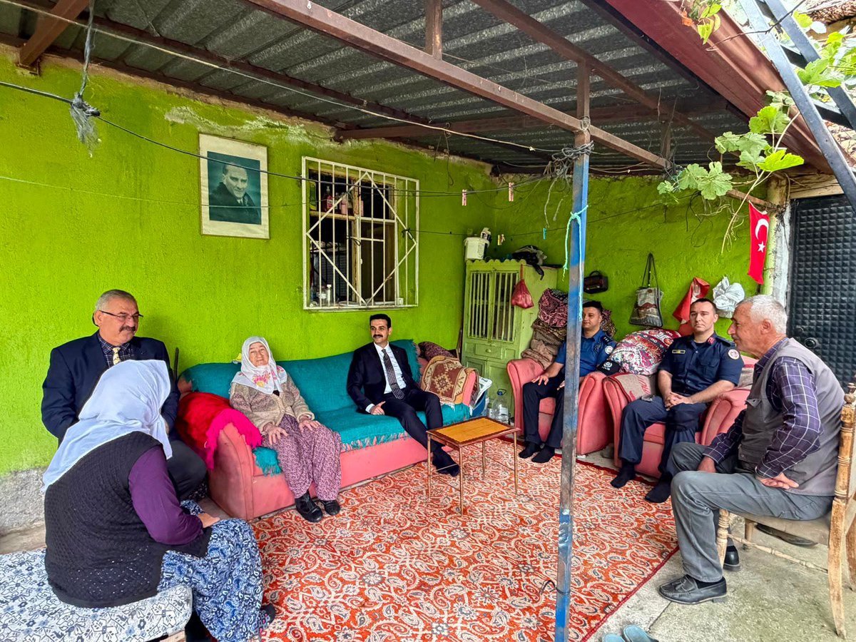 tcsultandagi's tweet photo. Kaymakamımız Muhammet ÇINARKA ve beraberindeki heyet, Şehidimiz https://t.co/8ZJYqKInX3 Zafer SİVRİKAYA’nın annesi Ummahan SİVRİKAYA ve kıymetli ailesini ziyaret etti.

Aziz şehidimiz başta olmak üzere tüm şehitlerimize Allah’tan rahmet, kıymetli ailelerine başsağlığı diliyoruz. https://t.co/5lA9SeB0Dx