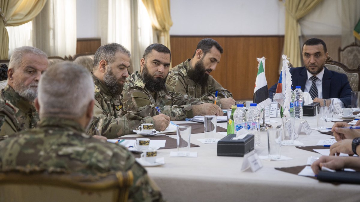Sy_Defense's tweet photo. أجرى رئيس هيئة الأركان العامة في وزارة الدفاع اللواء علي النعسان برفقة قائد القوى الجوية العميد عاصم هواري، وقائد القوى البحرية العميد محمد السعود، جولة في مطار حميميم بريف اللاذقية، تضمنت عدداً من الاجتماعات واللقاءات مع قادة الجيش الروسي بالمطار.

#وزارة_الدفاع https://t.co/Uu8dahOPWG