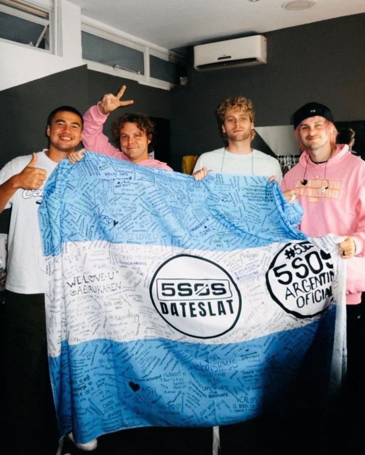 4summerxcalm's tweet photo. HOY TOCA 5SOS EN ARGENTINA QUE SE VUELVA A REPETIR ESTA FOTO POR FAVOR #EASBuenosAires https://t.co/gz1YtKU3UT