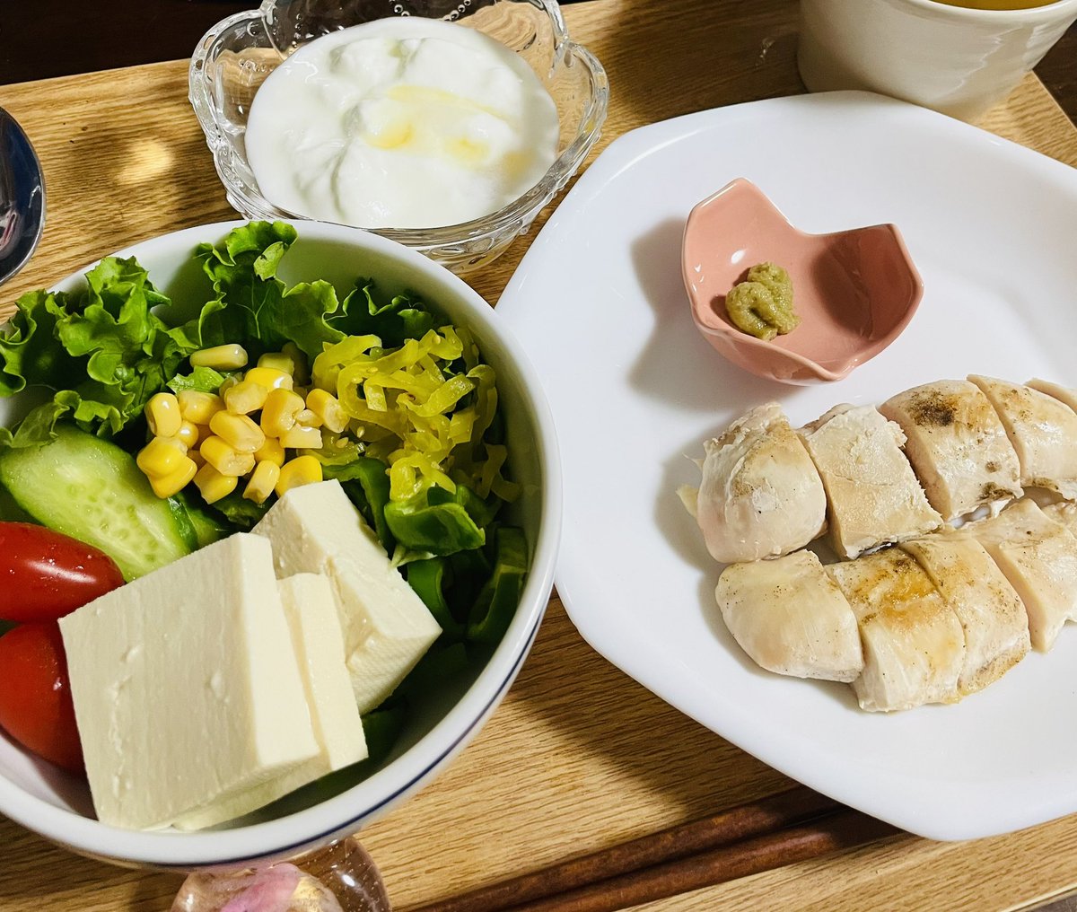 MamarinrinFu's tweet photo. 今日の夜ご飯🍚ささ身を☆あっさり塩胡椒で焼きましたん&amp;お豆腐を乗せたサラダ🥗ささ身はわさびで☆サラダはゴマドレで☆いただきまぁす❗️😊👍️✨ちょーーーっ❣楽しい💕配信だったぁ❣😆💕💕💕✨
#おうちごはん
#料理記録
#ささ身の塩胡椒焼き
#豆腐サラダ https://t.co/sxAd4vdNpU