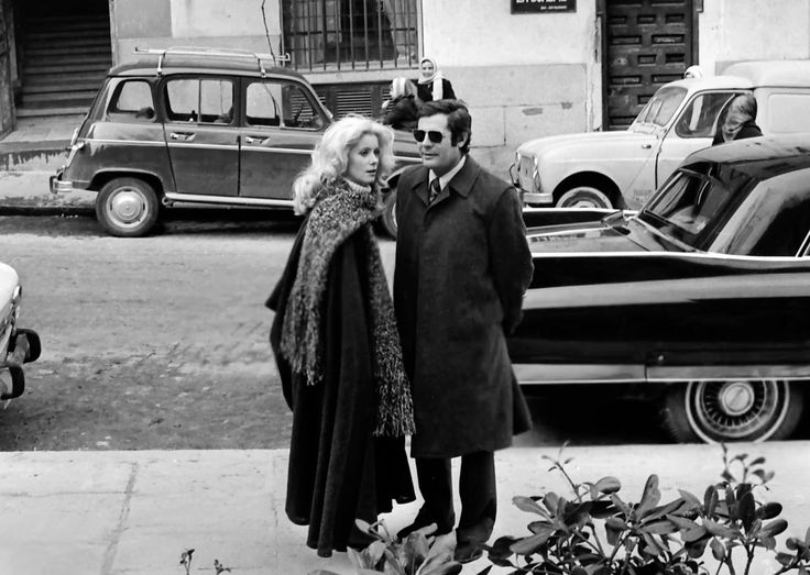 BoylanRoger's tweet photo. Catherine Deneuve and Marcello Mastroianni on a Paris street. https://t.co/7ZyOyxa6lL