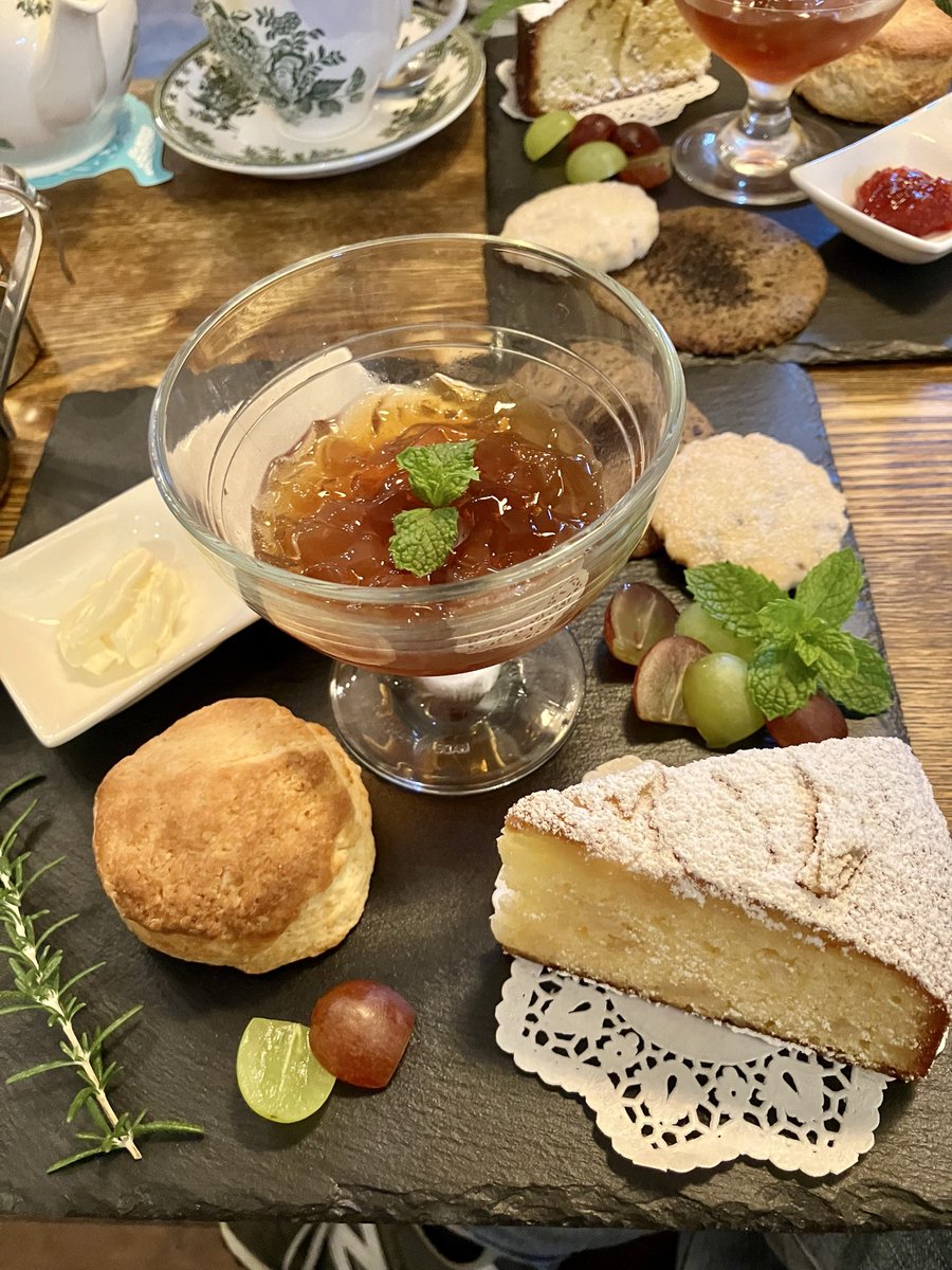 ichinyako's tweet photo. 久々にアフヌン。谷六のエッグベネディクトがお薦めなお店。

混んでいたら90分制でしたが、雨で空いていたので2時間ちょい居りました。90分だと食べ切れない量だ

更に差し湯とミルクを無くなると持って来てくれるので、紅茶が無くならない🫖 https://t.co/fL9jMwgWTd