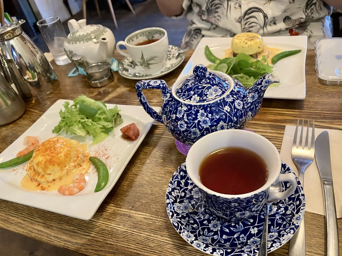 ichinyako's tweet photo. 久々にアフヌン。谷六のエッグベネディクトがお薦めなお店。

混んでいたら90分制でしたが、雨で空いていたので2時間ちょい居りました。90分だと食べ切れない量だ

更に差し湯とミルクを無くなると持って来てくれるので、紅茶が無くならない🫖 https://t.co/fL9jMwgWTd