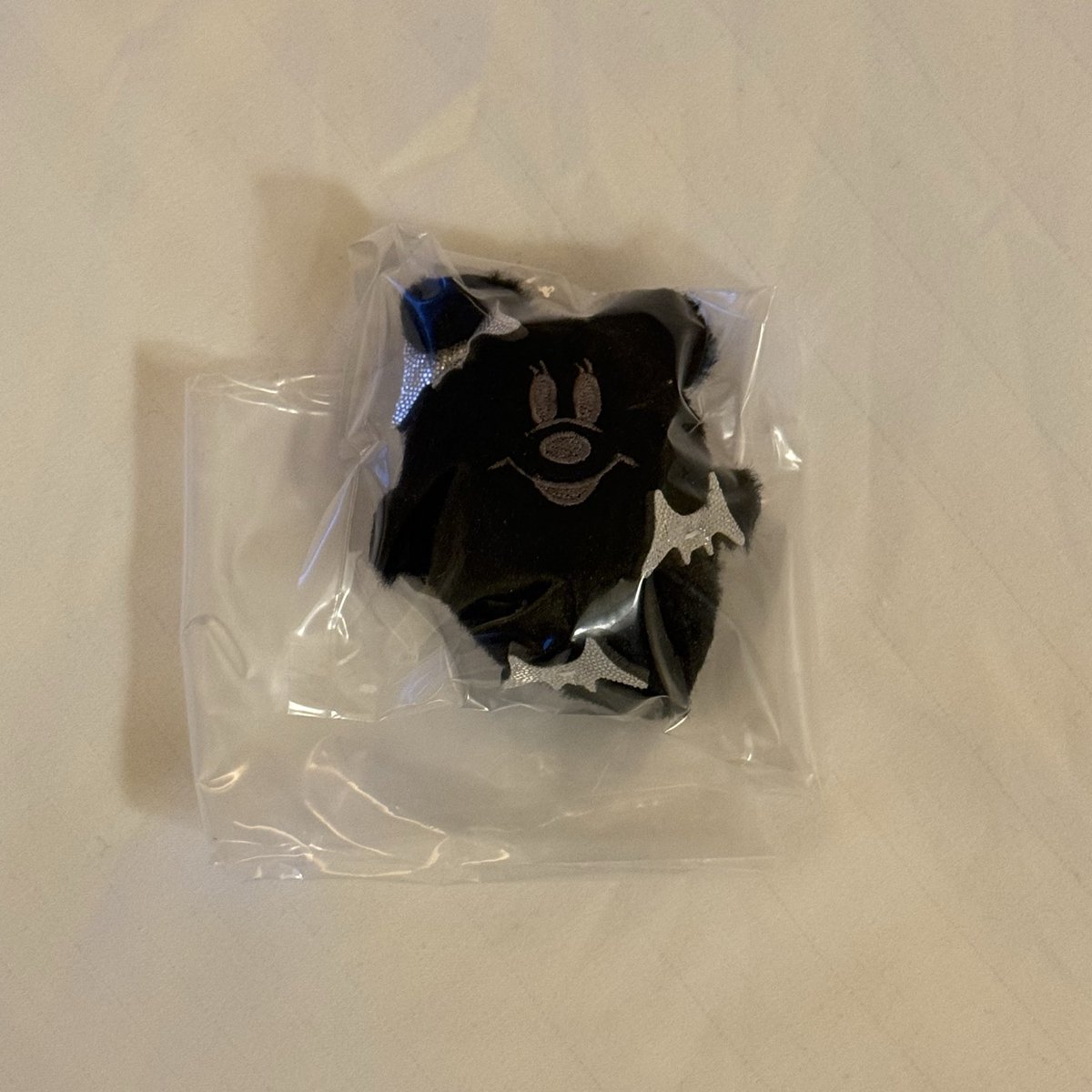 ___555hrk's tweet photo. 【交換】ディズニー ハロウィーン おばけ ぬいぐるみチャーム

譲 : 黒

求 : ミント　水色

17日ランド現地交換または郵送でのお取引可能です。

心当たりがある方はお気軽にお声がけください🎀 https://t.co/lYOco04XnM